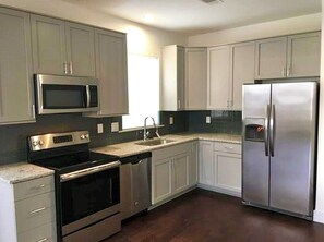 Geladeira, micro-ondas, fogão, cooktop