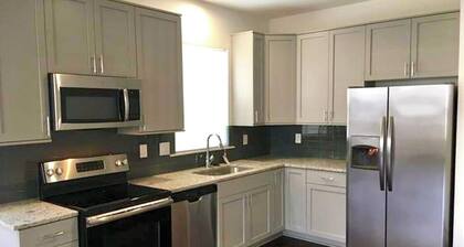 Peaceful & Charming 2-bed cottage 5 min away from French Qtr