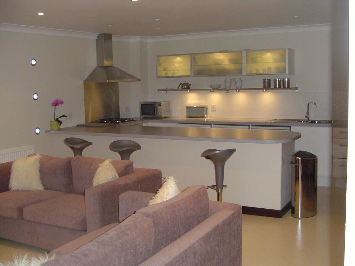 Fridge, coffee/tea maker