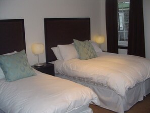 2 室のベッドルーム、デスク、WiFi