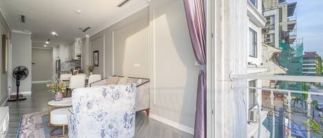 Apartemen Deluks, 2 kamar tidur, pemandangan danau | 2 kamar tidur, meja kerja, ruang kerja ramah laptop, dan kedap suara