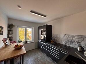 Jääkaappi, mikroaaltouuni, uuni, liesi