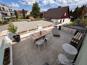 Outdoor dining - Apartment 'Dandelion' with Private Terrace and Wi-Fi (Haag)