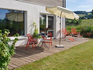 Outdoor dining - Apartment 'Waldmeisterzimmer' with Mountain View, Private Terrace and Wi-Fi (St. Peter)
