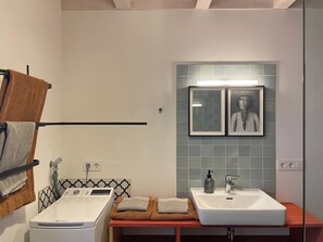 Chuveiro, secador de cabelo, toalhas de banho 