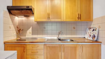 Fridge, stovetop, coffee/tea maker, electric kettle