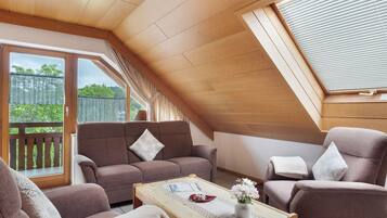 Een televisie en een open haard