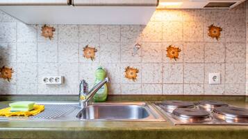 Kühlschrank, Ofen, Herdplatte, Wasserkocher mit Kaffee-/Teezubehör