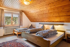 3 bedrooms, free WiFi, bed sheets - Holiday Apartment 'Irmgard' with Mountain View, Balcony and Wi-Fi (Lenzkirch)