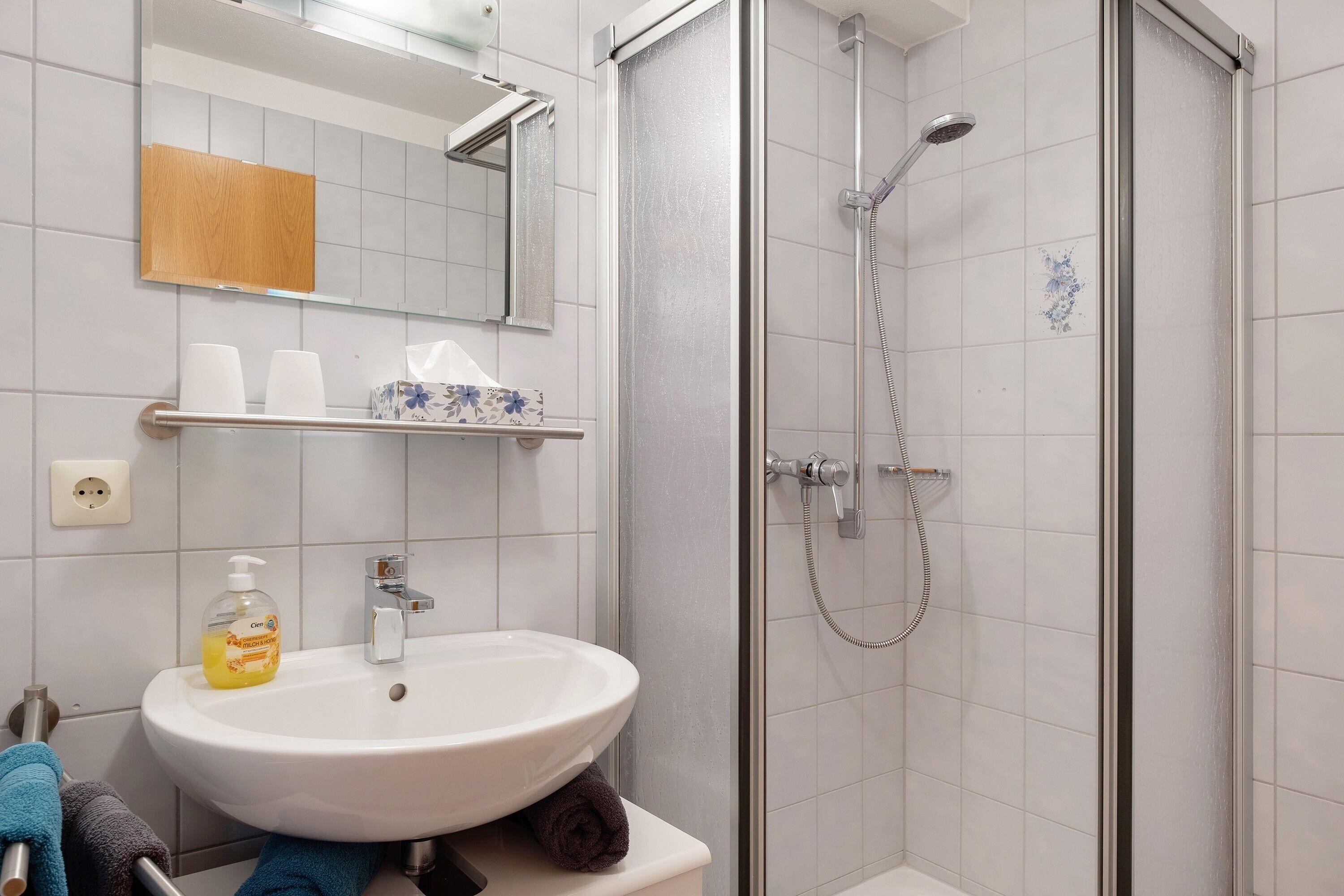 Dusche, Haartrockner, Handtücher