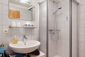 Douche, sĂšche-cheveux, serviettes fournies