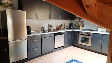 雪櫃、微波爐、焗爐、爐具