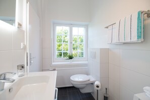 Dusche, Haartrockner, Handtücher