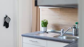 Een koelkast, een microgolfoven, een oven, een kookplaat