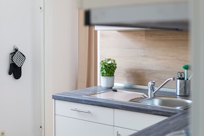 Frigorifero, microonde, forno, piano cottura