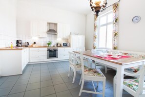 Fridge, microwave, oven, stovetop - Apartment 'Schloss Glücksburg' with Lake View and Wi-Fi (Glücksburg (Ostsee))