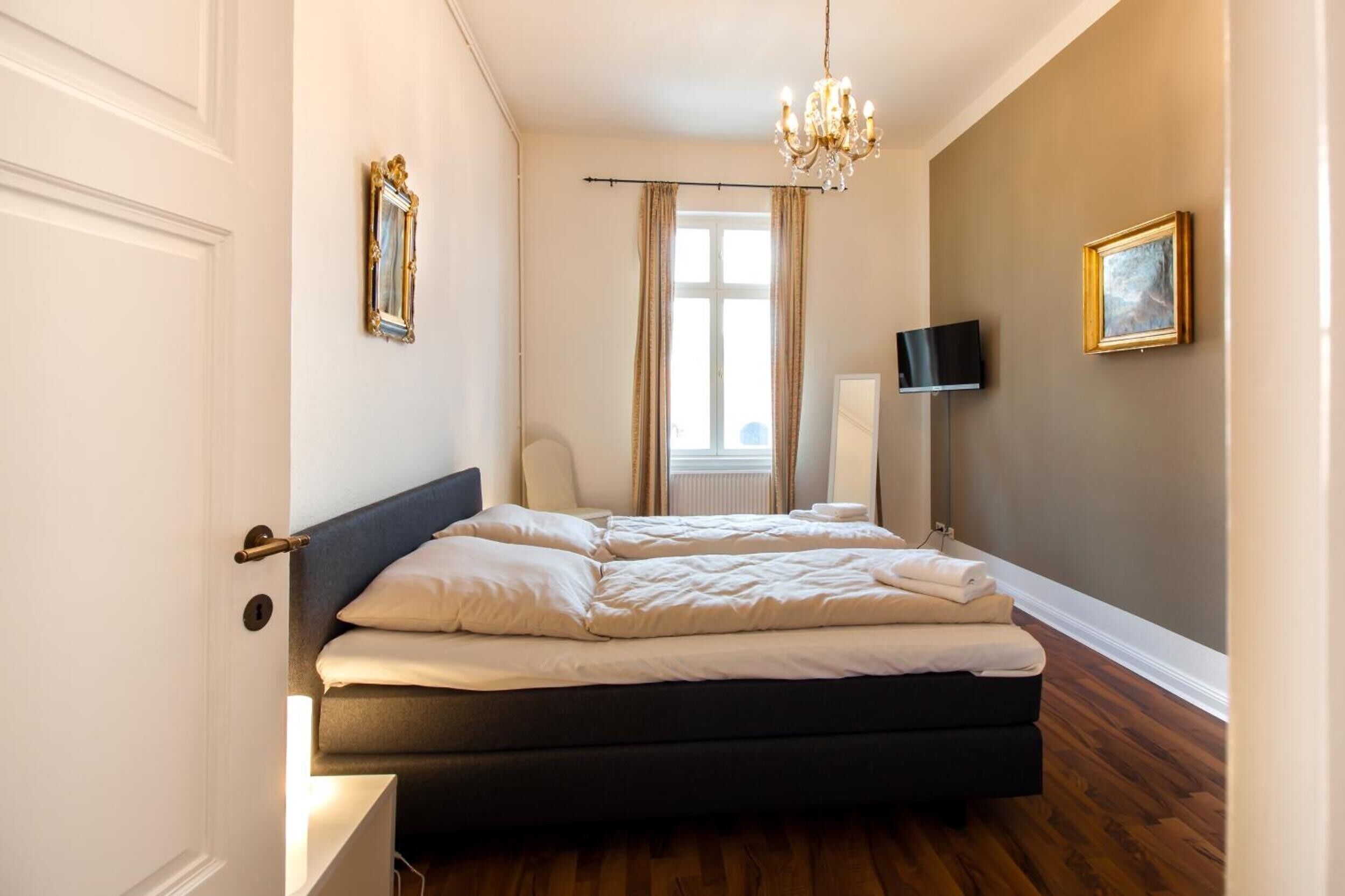 3 slaapkamers, een strijkplank/strijkijzer, gratis wifi, beddengoed