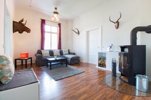 TV, fireplace, DVD player, stereo - Apartment 'Schloss Glücksburg' with Lake View and Wi-Fi (Glücksburg (Ostsee))