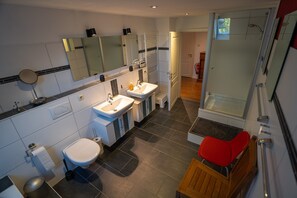 Een douche, een haardroger, handdoeken