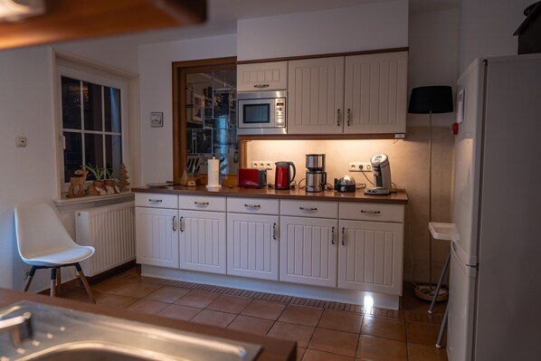 Fridge, microwave, oven, stovetop - Holiday Home 'Jachthuus' in Nature, Fully Equipped, Exclusive, Large Garden, Sauna (Brilon)