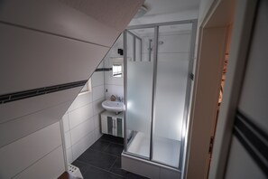 Een douche, een haardroger, handdoeken