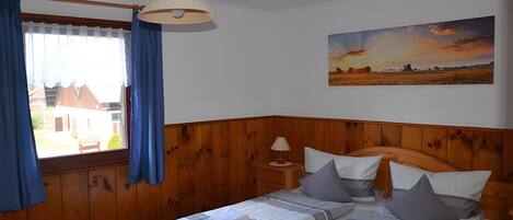 1 habitación, tabla de planchar con plancha, wifi gratis y ropa de cama