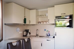 Fridge, microwave, oven, stovetop - Apartment 'Feldbergblick' with Shared Terrace, Shared Garden and Wi-Fi (St. Peter)