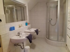 Suihku, hiustenkuivaaja, pyyhkeet