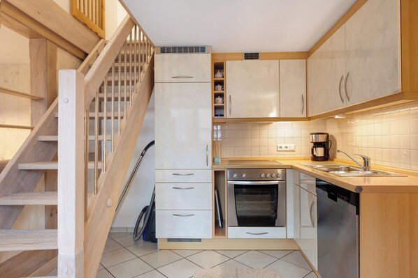 Fridge, oven, stovetop, dishwasher