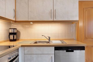 Fridge, oven, stovetop, dishwasher