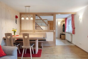 Dining - Apartment 'Süßen Häusle' with Shared Garden and Wi-Fi (Breitnau)