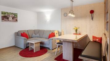 Fernseher, DVD-Player, Tischtennisplatte, Stereoanlage