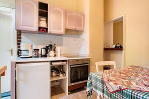 Fridge, oven, stovetop, coffee/tea maker