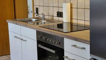 Geladeira, micro-ondas, fogão, cooktop