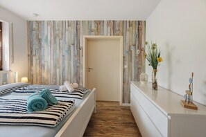 2 bedrooms, free WiFi, bed sheets - Lake House Bodensee – Boutique Holiday Apartment with Garden & 2 Bathrooms, Dog-Friendly (Allensbach)