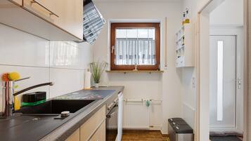 Jääkaappi, mikroaaltouuni, uuni, liesi