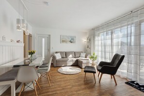 TV, video games, DVD player, stereo - Lake House Bodensee – Boutique Holiday Apartment with Garden & 2 Bathrooms, Dog-Friendly (Allensbach)