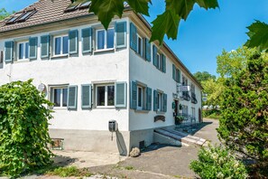 Exterior - Room 'Bodman' with private balcony, shared terrace and Wi-Fi (Salem)