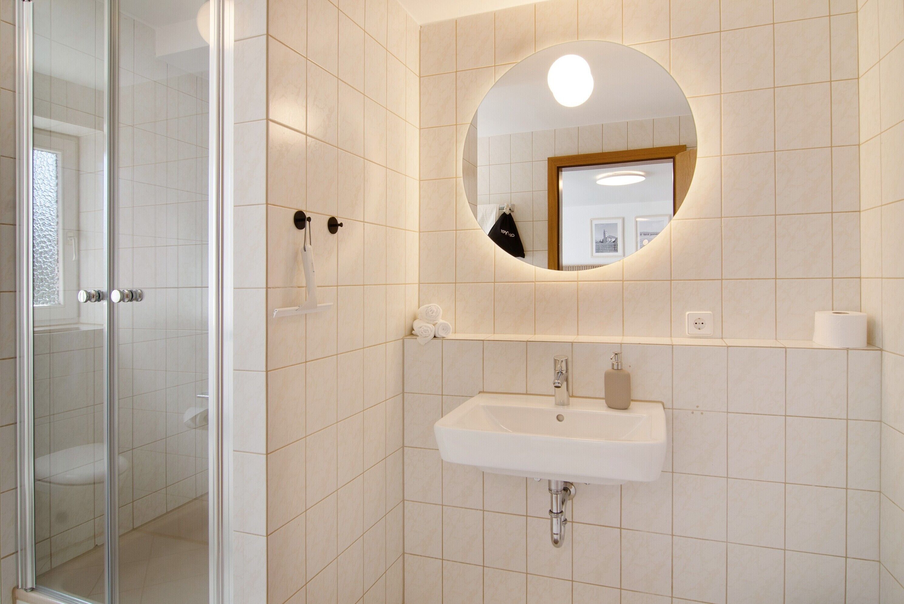 Douche, sèche-cheveux, serviettes fournies