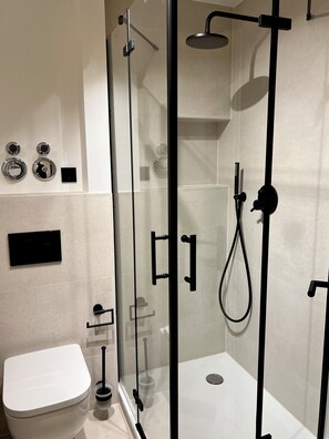 Dusche, Haartrockner, Handtücher, Seife