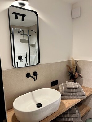 Douche, sèche-cheveux, serviettes fournies, savon