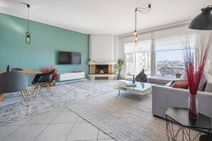 Smart TV, fireplace