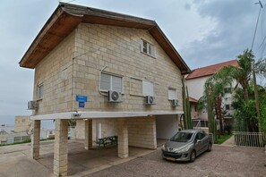 Exterior - Kinneret View : Spacious 6-bedroom apartment , in enchanting Tiberias (Tiberias)