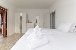 6 bedrooms, iron/ironing board, free WiFi, bed sheets - Kinneret View : Spacious 6-bedroom apartment , in enchanting Tiberias (Tiberias)