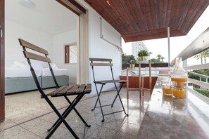 Outdoor dining - Kinneret View : Spacious 6-bedroom apartment , in enchanting Tiberias (Tiberias)