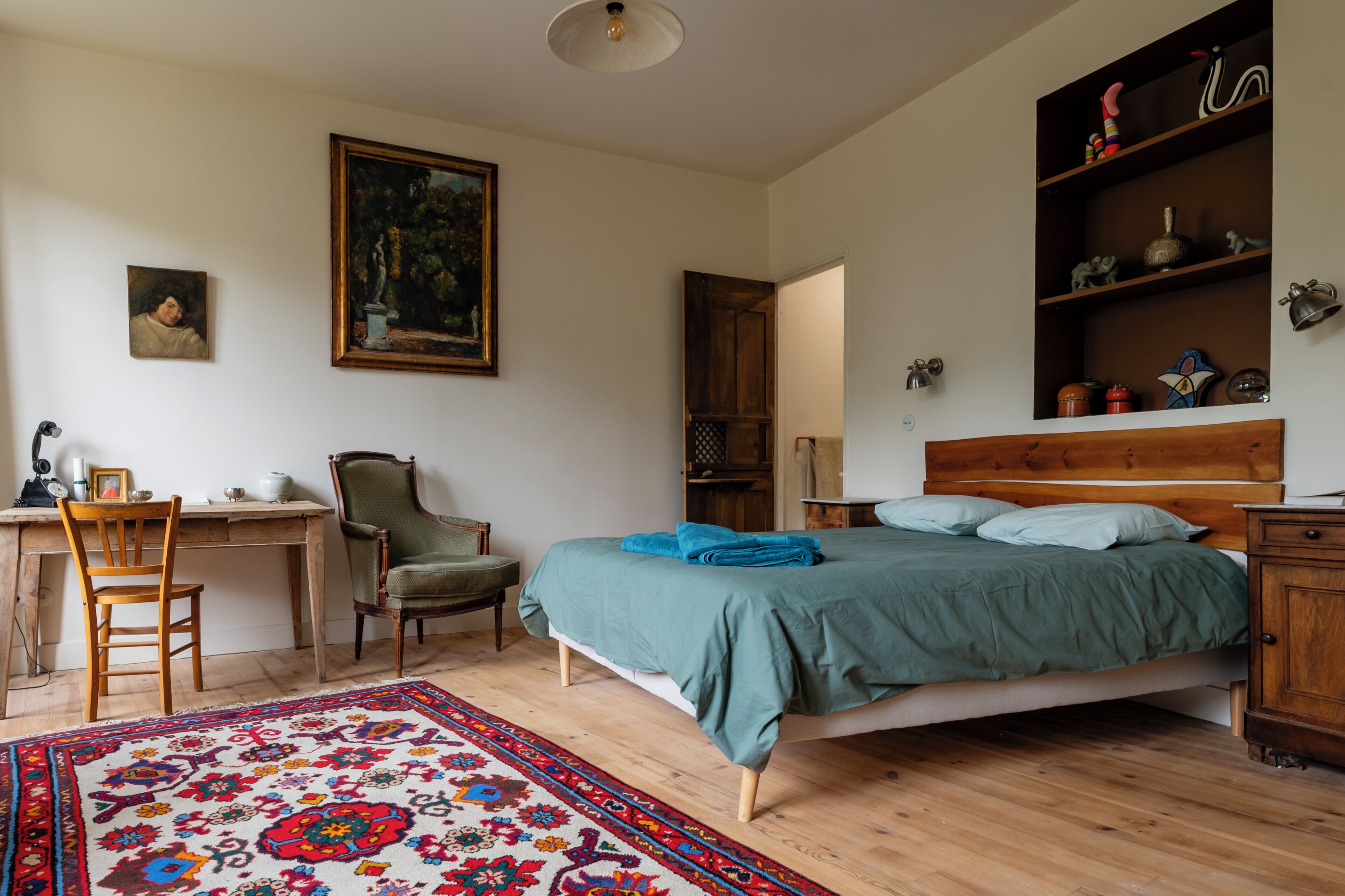 10 slaapkamers, een bureau, een strijkplank/strijkijzer, reisbedje