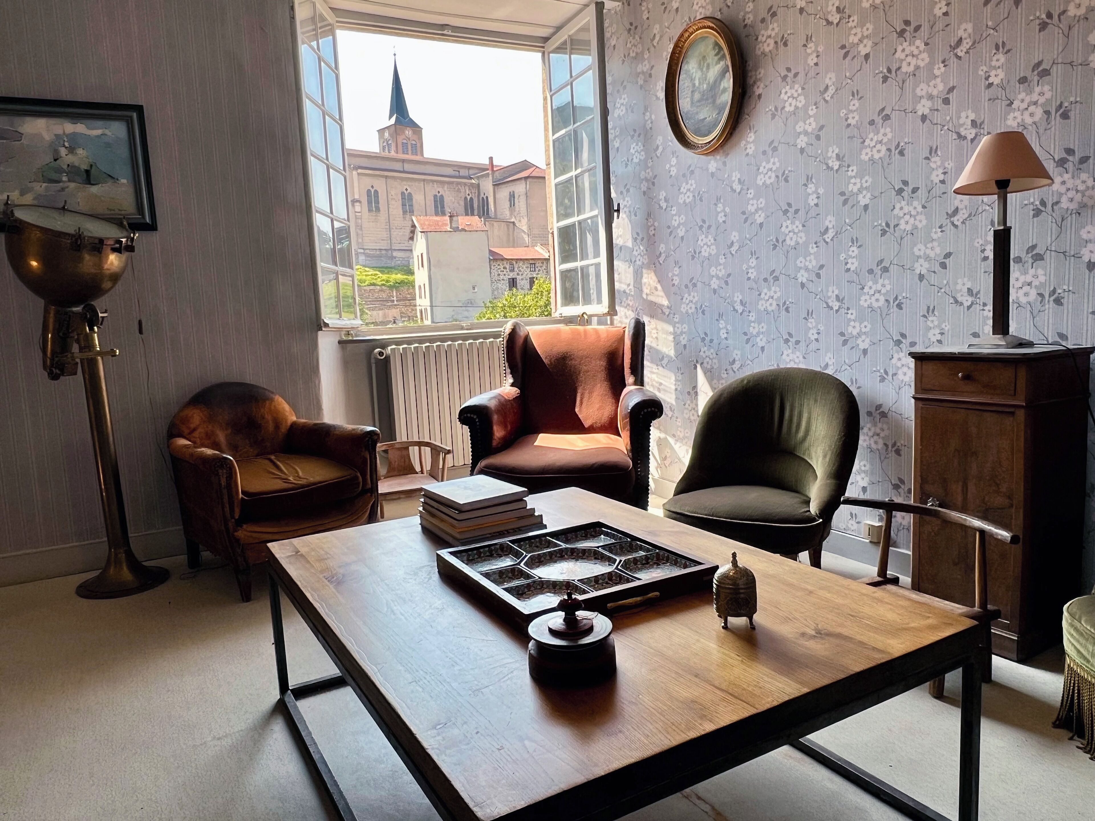 Televisie, een dvd-speler, tafelvoetbal en een tafeltennistafel