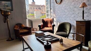 Televisie, een dvd-speler, tafelvoetbal en een tafeltennistafel