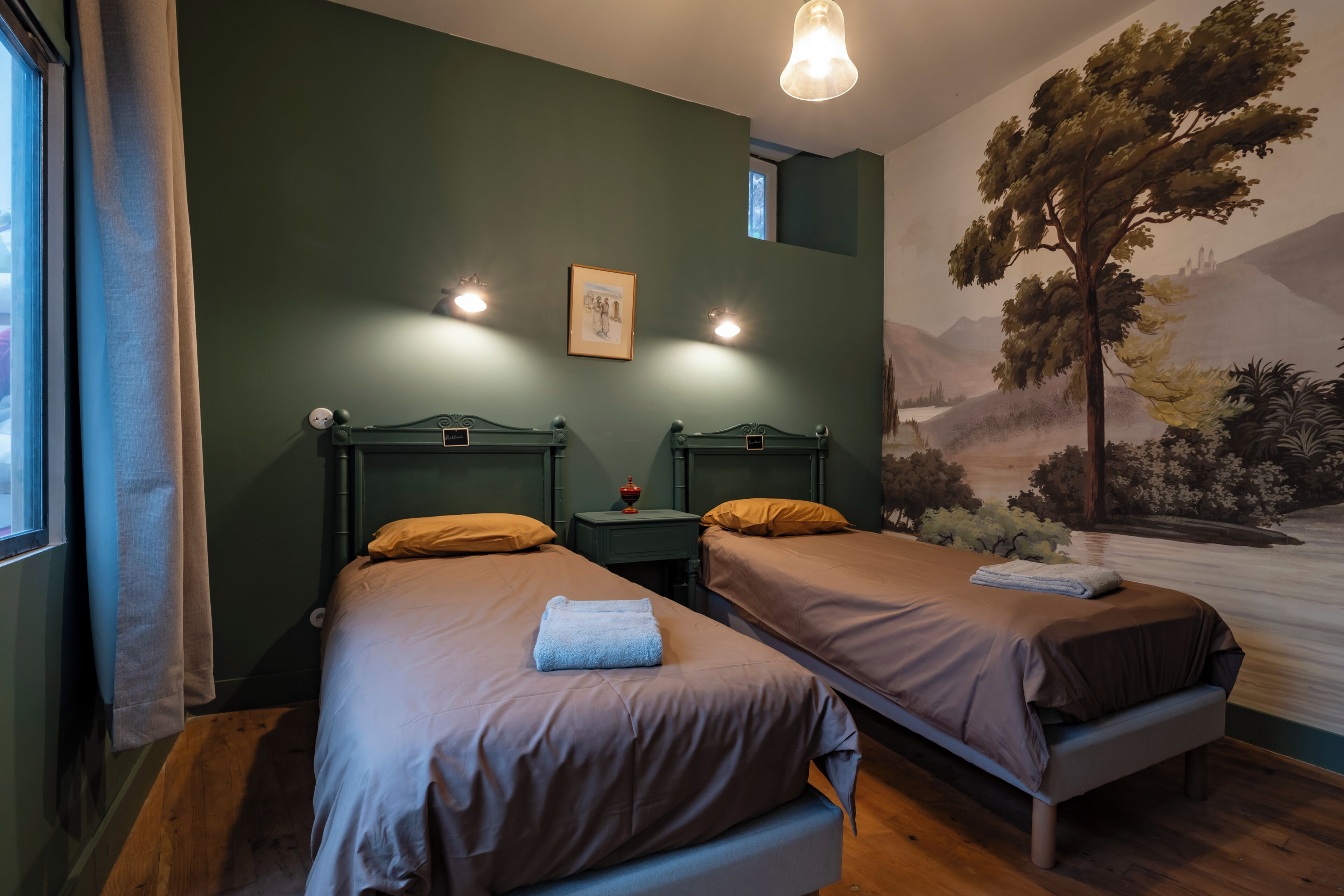 10 Schlafzimmer, Schreibtisch, Bügeleisen/Bügelbrett, Reisekinderbett