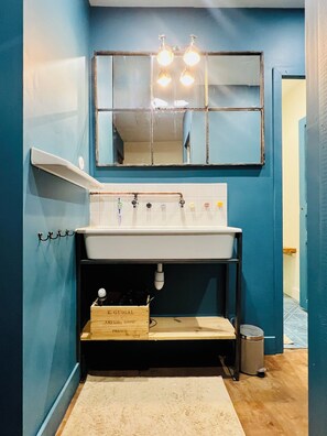 تجهيزات دش، مجففات شعر، مناشف، صابون